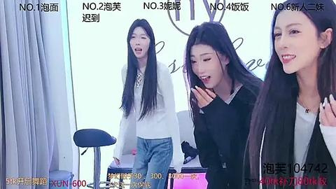 Media: Video of three smiling Asian women in casual clothes, standing against a white backdrop with Chinese text.