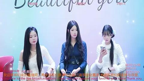 Media: Video of three young Asian women seated in a studio, wearing casual attire, with a soft pastel background and Chinese text.