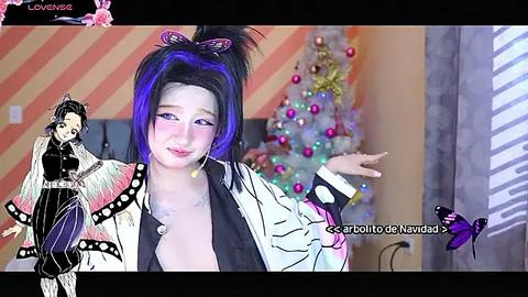 Media: Video of a young woman with fair skin and purple-streaked hair, dressed in a revealing white jacket, standing in front of a decorated Christmas tree. Text overlay in Spanish reads, \"\u00bfQu\u00e9 te de Narukami?\