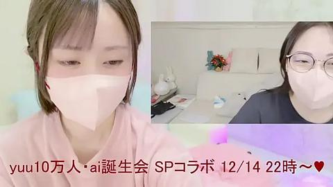 Media: Video of an Asian woman with glasses, wearing a white mask and pink top, sitting in a white room, captioned with Chinese text.